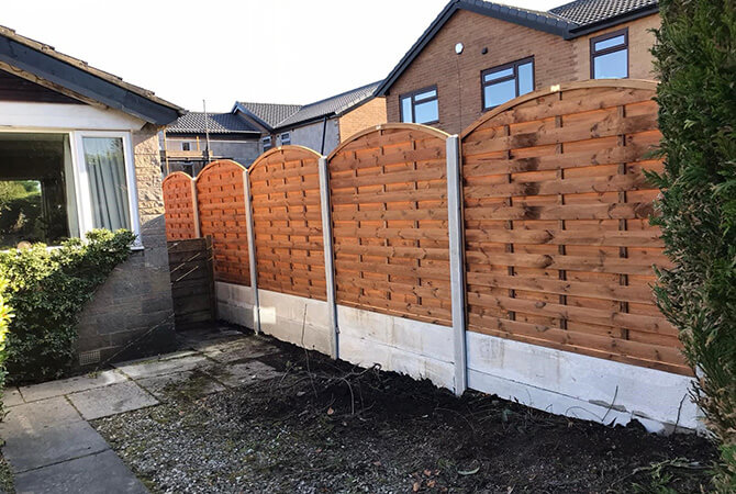 Arched horizontal fence panels